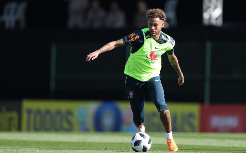 Neymar treinou com o grupo em Londres