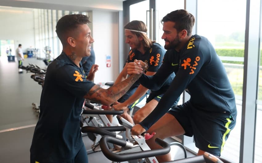 Roberto Firmino encontra Alisson em treino no CT do Tottenham