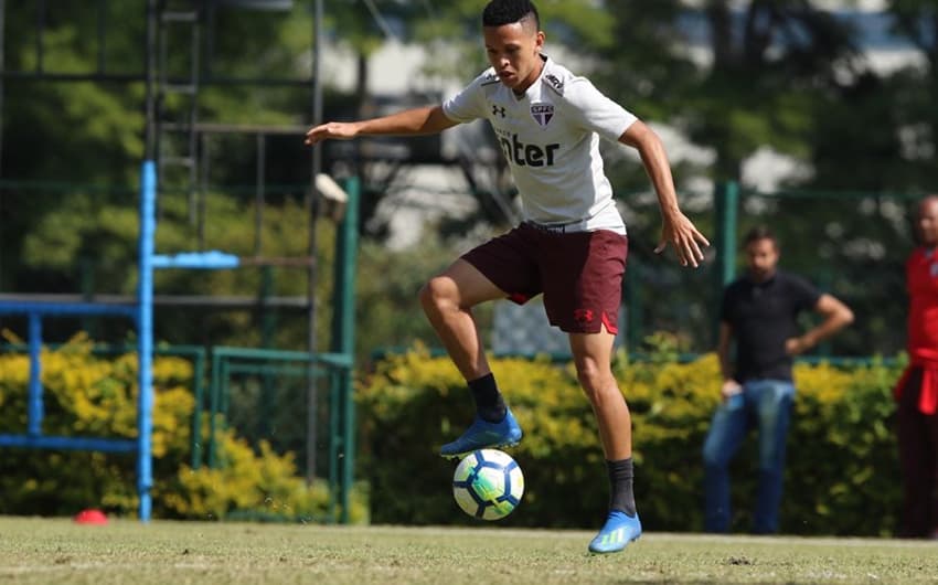 Marcos Guilherme só tem contrato até 30 de junho com o São Paulo e perdeu espaço