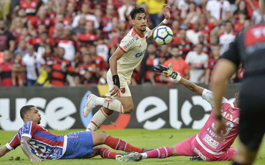 O Flamengo venceu o Bahia nesta quinta-feira, no Maracanã, por 2 a 0, gols de Diego e Lucas Paquetá. Com o resultado, o Rubro-Negro recuperou o topo da tabela de classificação. Confira as avaliações do repórter Alexandre Araújo (alexandrearaujo@lancenet.com.br)