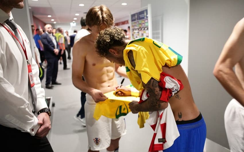 Neymar assina camisa para Modric no vestiário de Anfield