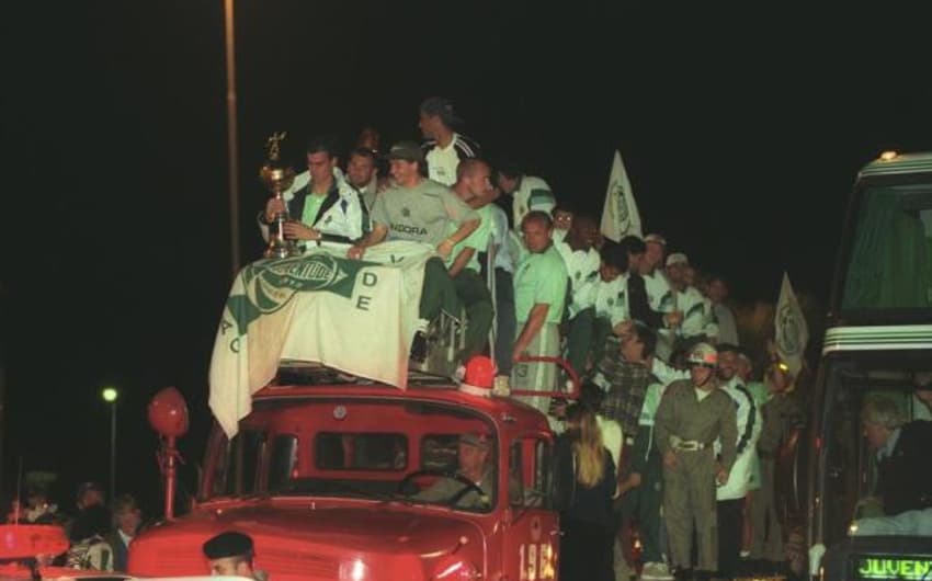 Juventude desfilando em caminhão dos bombeiros no título estadual de 1998