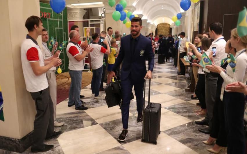 Alisson na chegada ao hotel onde o Brasil ficará em Sochi