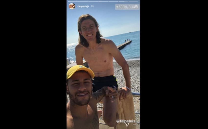 Neymar e Filipe Luis na praia em Sochi