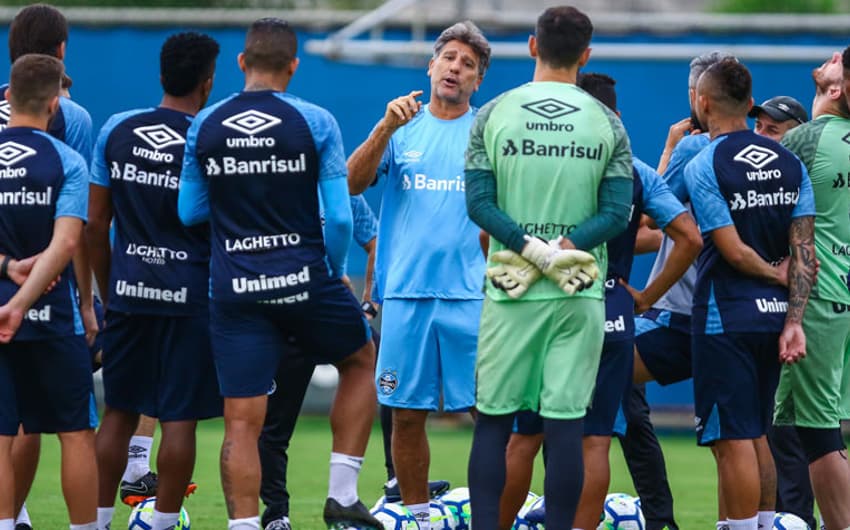 O elenco do Grêmio voltou a treinar após 10 dias de pausa