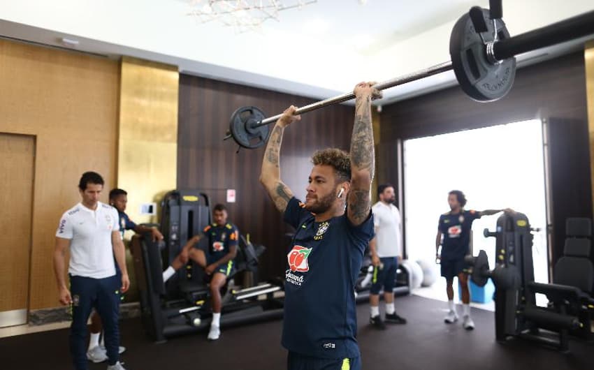 Neymar em treino no hotel da Seleção em Sochi