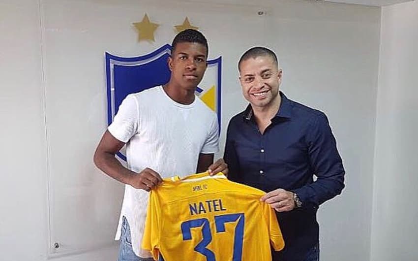 Revelado nas categorias de base do São Paulo, o atacante Léo Natel acertou com o Apoel, do Chipre
