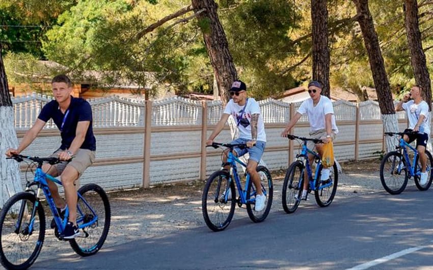 Jogadores da Espanha passeiam de bicicleta