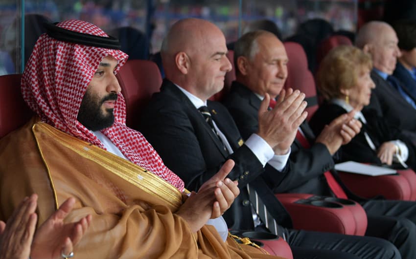 O presidente russo, por sinal, acompanhou a estreia ao lado de Mohammed bin Salman, príncipe saudita, e do presidente da Fifa, Gianni Infantino