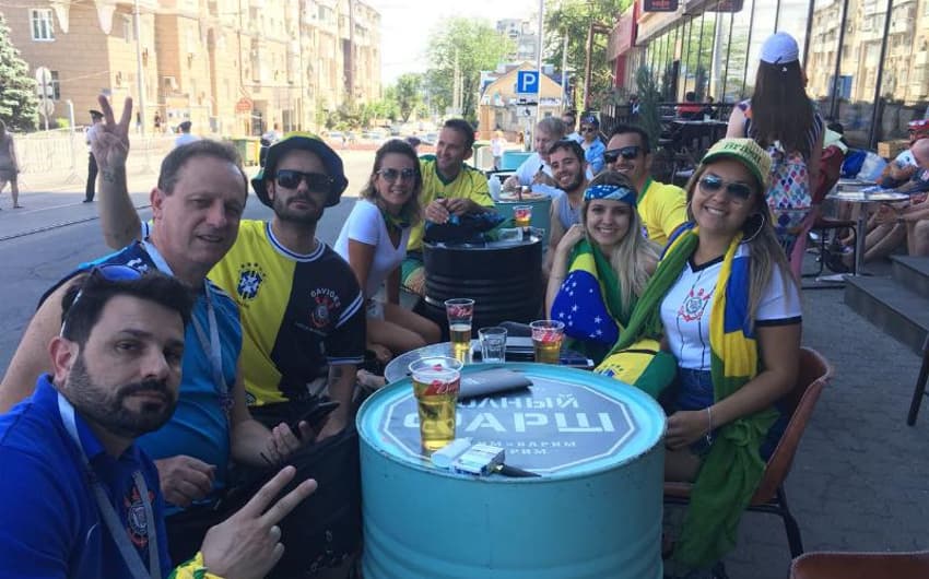 Brasileiros em Rostov nesta segunda-feira, um dia após a estreia do Brasil na Copa