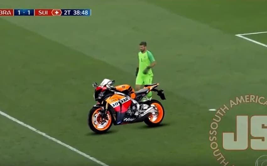 Humor na Copa: em novo meme, Alisson vira motociclista