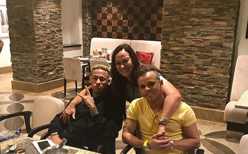 Em foto no Instagram de sua mãe, Neymar aparece com o cabelo cortado e visual diferente na Copa