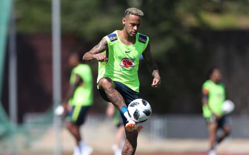 Depois de dar susto na última terça-feira, Neymar trabalhou normalmente com o grupo nesta quarta