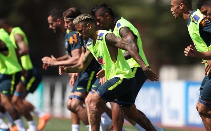Neymar participou normalmente de treino da Seleção