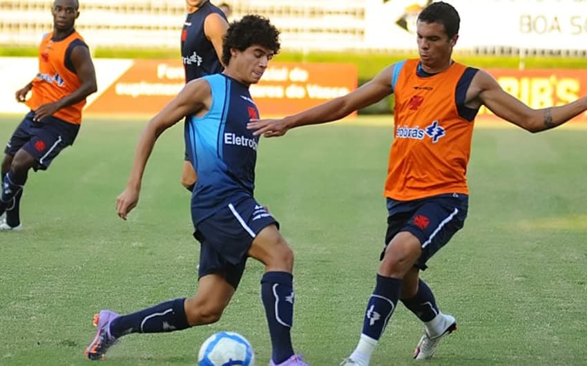 Ramon disputa bola com Coutinho durante treino do Vasco em 2010. Veja a seguir outras imagens na galeria do LANCE!