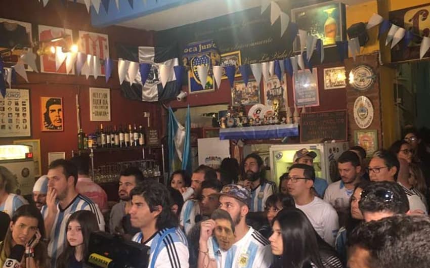 Torcedores acompanham partida em bar argentino&nbsp;