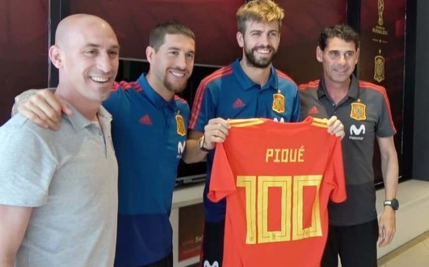 Capitão da seleção, Sergio Ramos entregou a camisa comemorativa ao colega de zaga