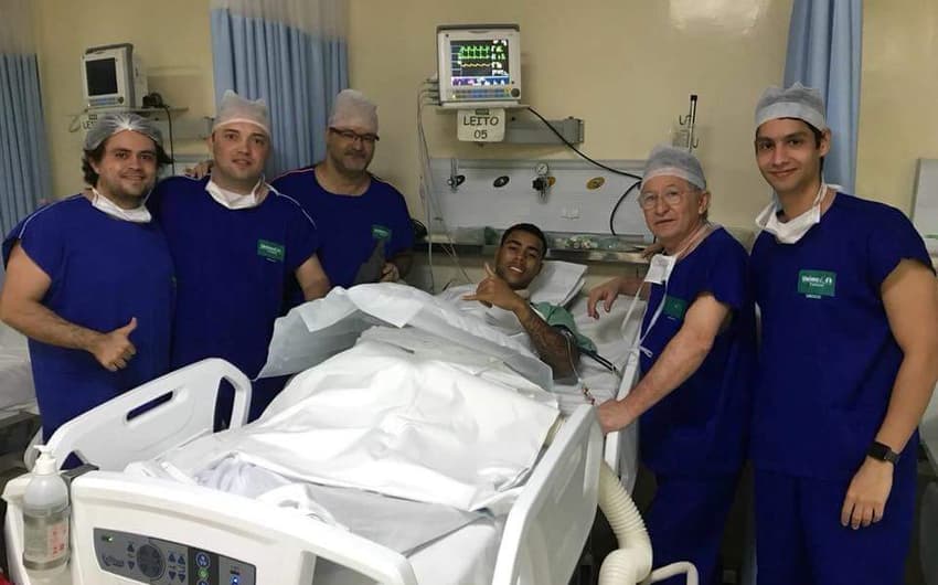Equipe médica que realizou a cirurgia em Gustavo