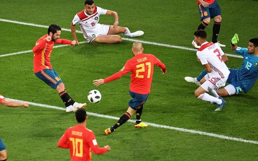 A Espanha garantiu o primeiro lugar do grupo no empate por 2 a 2 com Marrocos