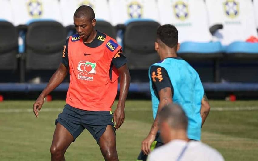 Fernandinho durante treino da Seleção