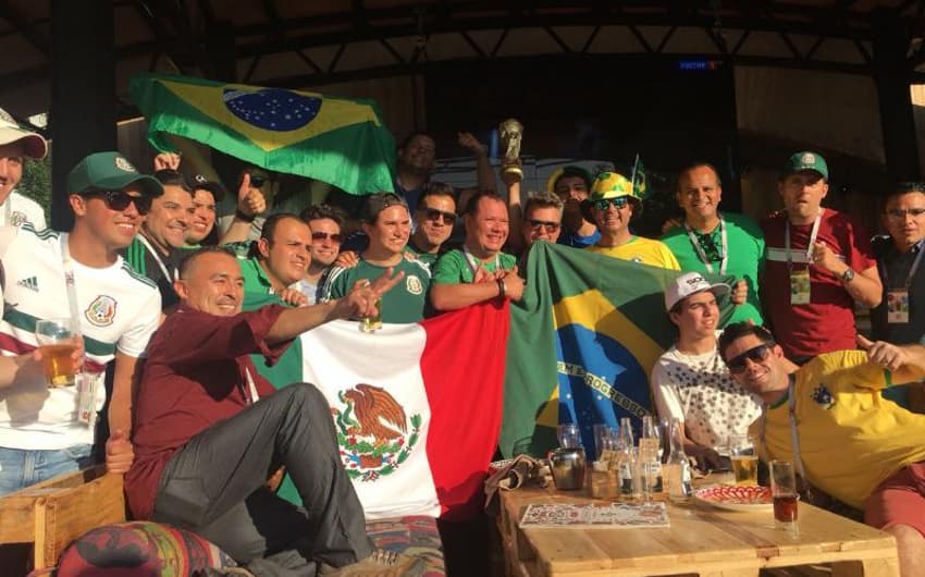 Brasileiros e mexicanos juntos em um bar em Samara
