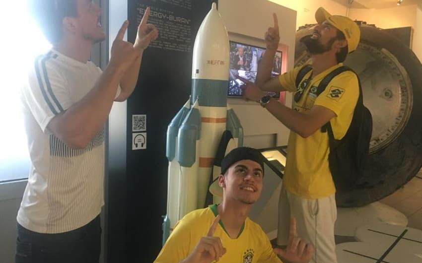 Torcedores brasileiros visitaram museu aeroespacial de Samara antes do jogo: na segunda, esperam equipe voando!