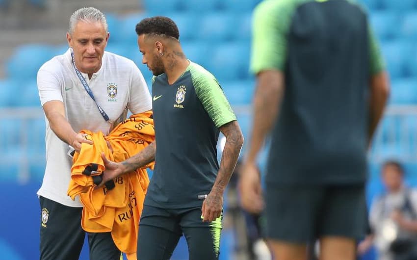 Vai que é sua! Neymar recebe colete de Tite em treino em Samara: chance para brilhar