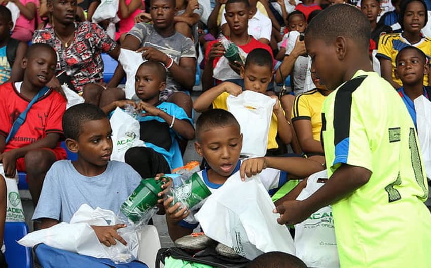 Palmeiras realiza ação social com crianças carentes no Panamá