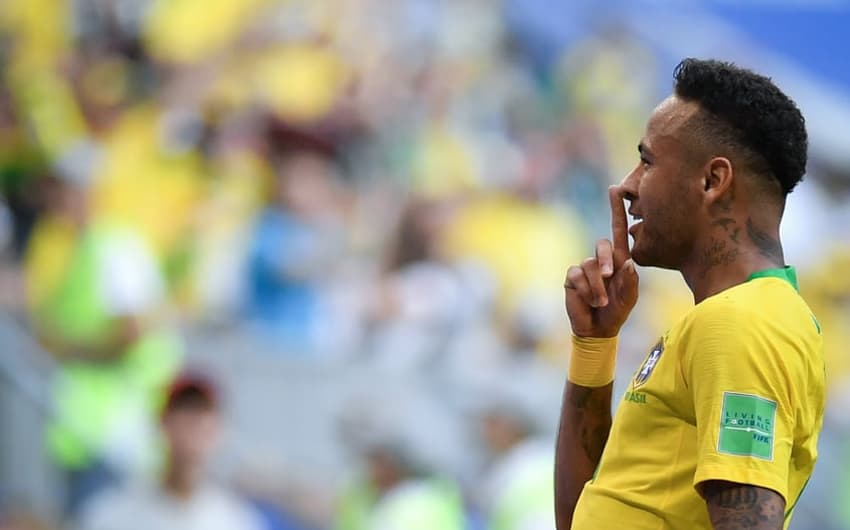 Neymar mais uma vez foi criticado pelo excesso de 'teatro' ao receber faltas
