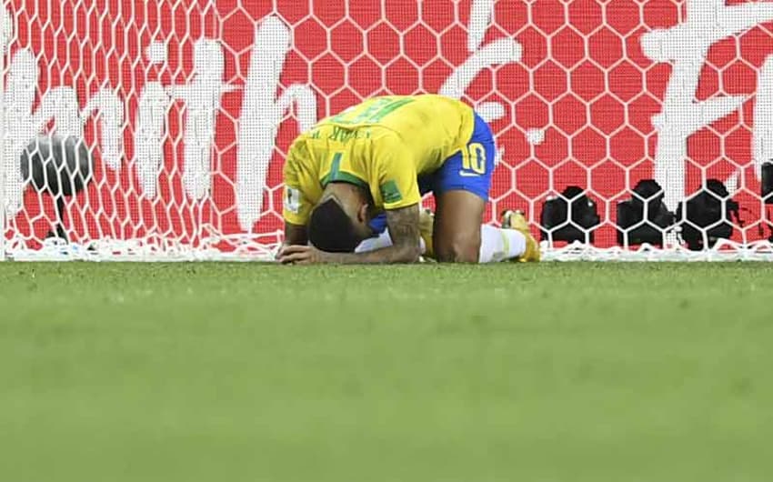 Neymar agachou-se no gramado ao apito final