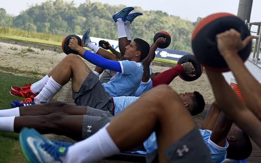 Jogadores do Fluminense fazem trabalho físico
