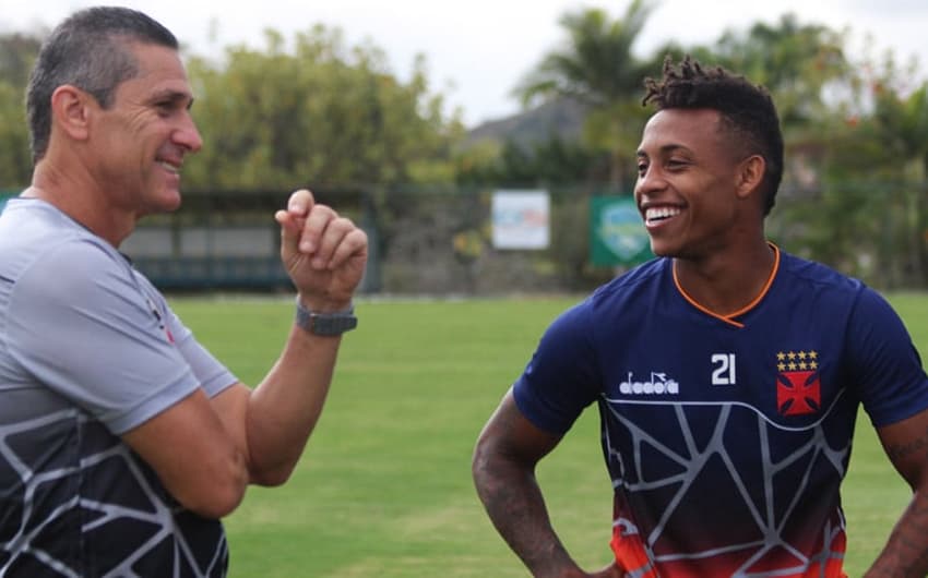 Jorginho conversa com Paulo Vitor em treino do Vasco. Veja a seguir a galeria especial do LANCE! com outras imagens