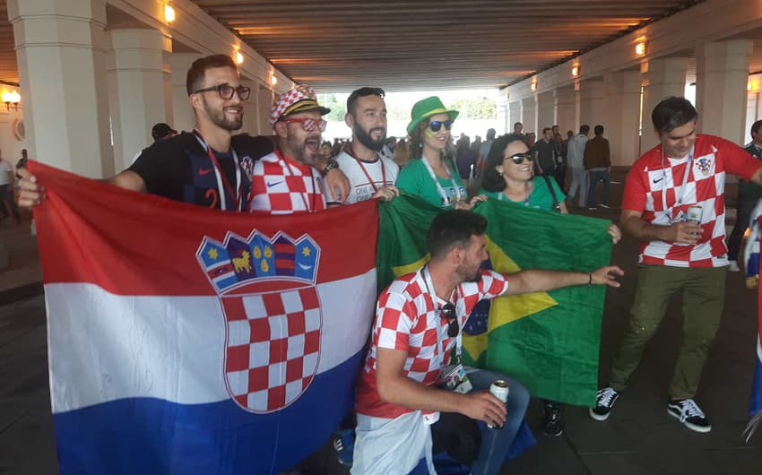 Torcedores brasileiros&nbsp; e croatas posam antes do jogo Croácia&nbsp; x Inglaterra pela semifinal da Copa, em Moscou