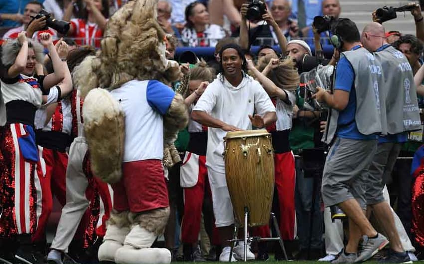 Ronaldinho Gaúcho batuca no Lujniki