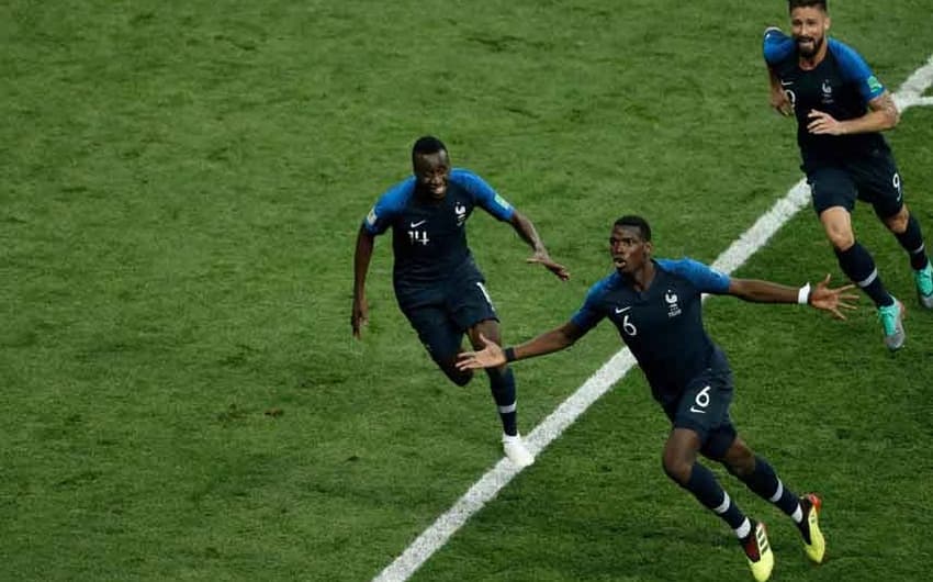 Pogba sai para comemorar o terceiro gol francês na final
