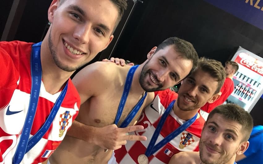 Croatas exibem medalhas de prata com orgulho