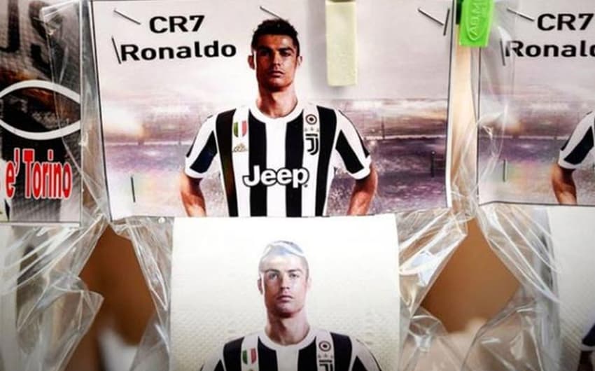 Cristiano Ronaldo em rolo de papel higiênico - Juventus
