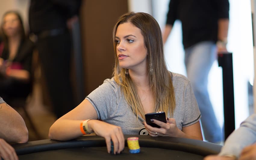 Gabriela Belisário, a primeira mulher a ser campeã de uma etapa do circuito brasileiro de pôquer, vai representar o time de Minas Gerais em competição em São Paulo. Foto: Carlos Monti