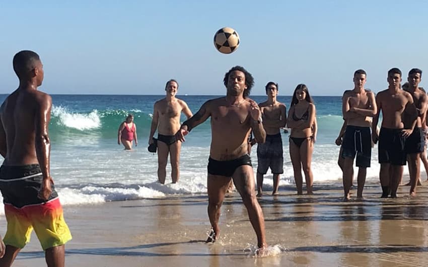 Após a disputa da Copa do Mundo, Marcelo aproveita seus dias de férias no Rio de Janeiro. Inclusive, nesta sexta-feira ele foi visto na praia de Ipanema brincando em uma roda de altinha, tradicional recreação nas areias da Cidade Maravilhosa.