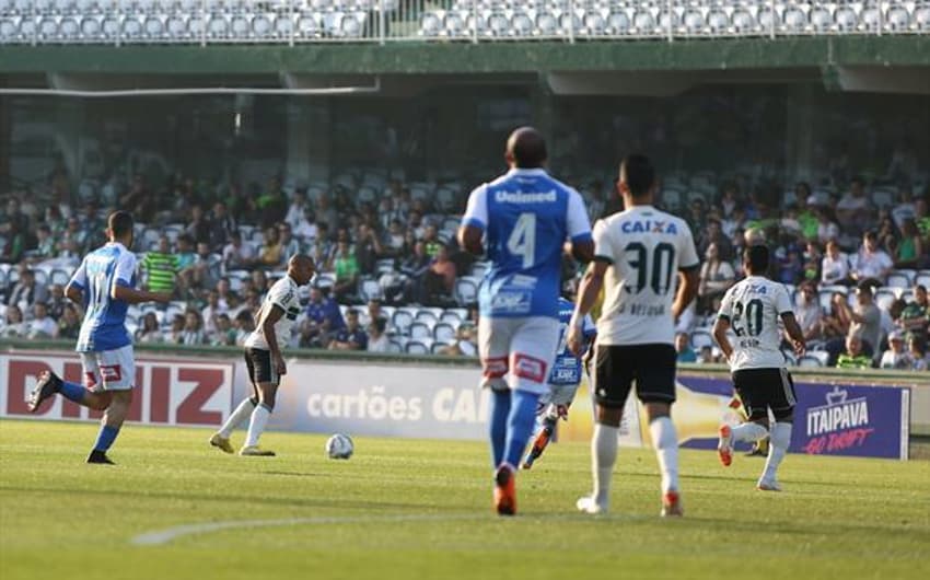 Coritiba e São Bento fizeram um jogo disputado e polêmico na tarde deste sábado, em Curitiba