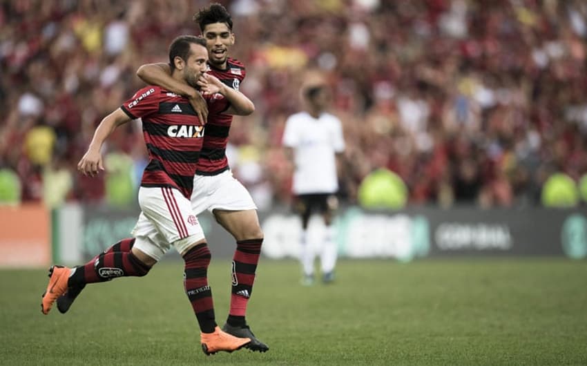 O Flamengo venceu o Sport por 4 a 1, neste domingo, no Maracanã, e segue na liderança do Brasileirão. Com um gol cada, Everton Ribeiro e Paquetá foram bem avaliados, assim como Marlos Moreno, que levou vantagem na maioria das jogadas pelos lados do campo. Confira as notas do LANCE! (por Leonardo Damico)
