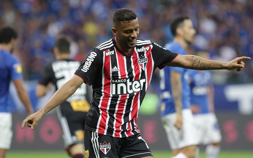 Lateral Reinaldo vive seu melhor momento com a camisa do São Paulo