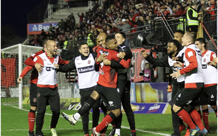 Dumas celebra gol sobre o Goiás com os companheiros
