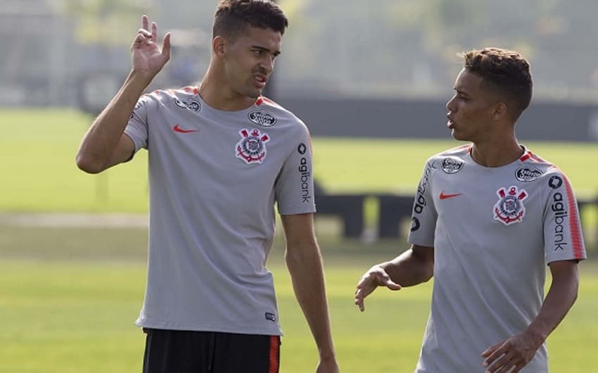 Crias da base, Léo Santos e Pedrinho foram titulares sábado