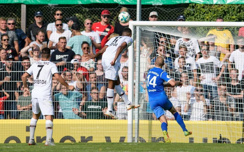 Paulinho em estreia pelo Bayer Leverkusen