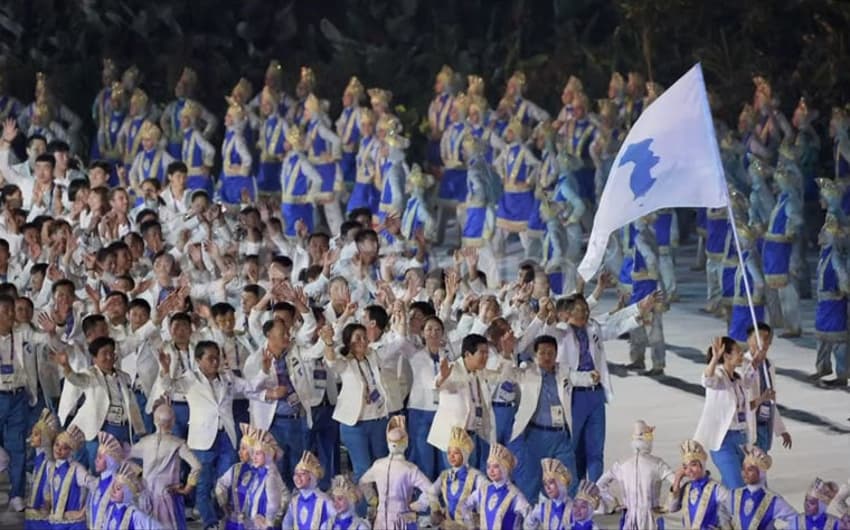 Coreias desfilam sob a mesma bandeira