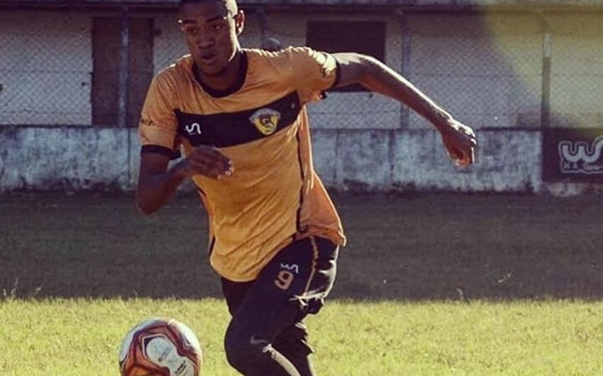 Lucas Amorim em ação pelo Tigres do Brasil