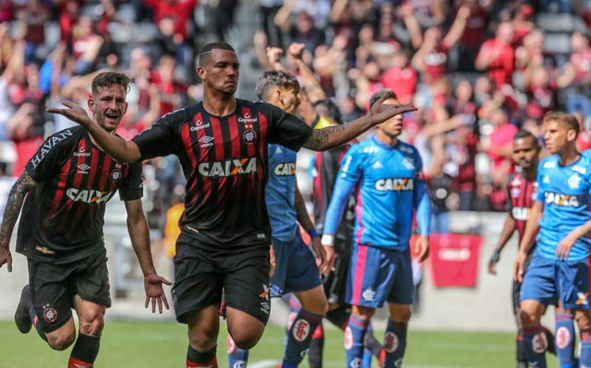O Atlético-PR aplicou goleada de 3 a 0 em cima do Flamengo na manhã deste domingo. Confira na galeria a seguir as notas do elenco rubro-negro carioca e o sobe e desce do Furacão