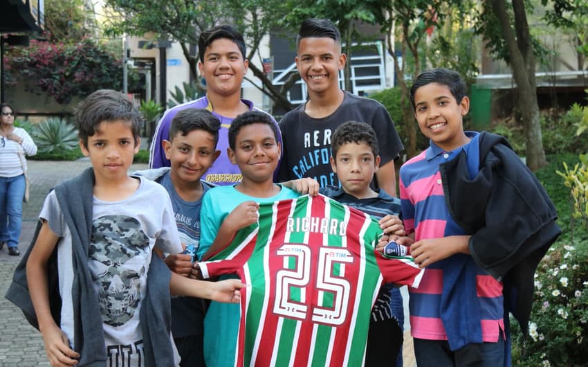 Richard, do Fluminense, doa camisa para projeto social em São Paulo