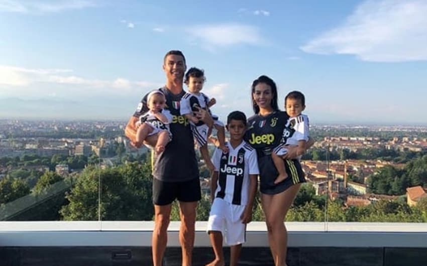 Cristiano Ronaldo e família posam vestidos de Juventus